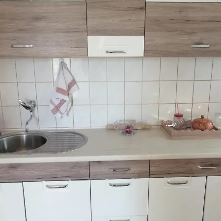 Ajsha Apartman *